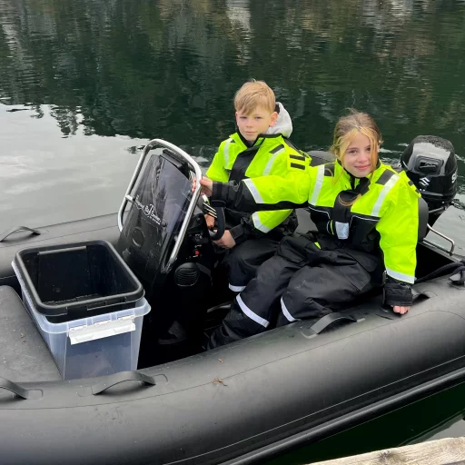 1852 Flytedress Barn 160 cm svart m/fluor gul