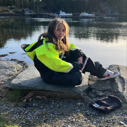 1852 Flytedress Barn 120 cm svart m/fluor gul