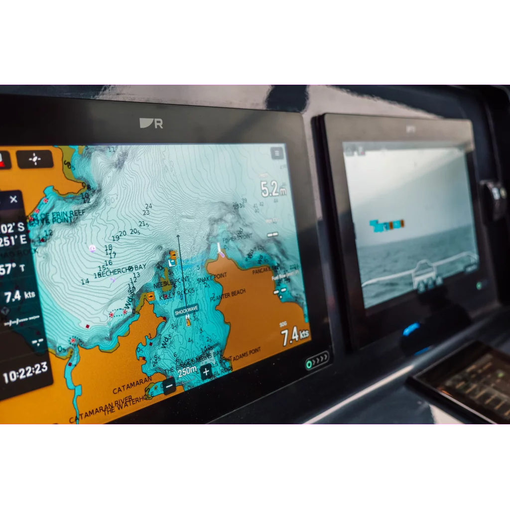 AXIOM+ 12 RV, Multifunksjon 12" Display med RealVision 3D,600W ekkolodd, leveres med RV-100 hekkgiver og LightHouse kart Nord Europa