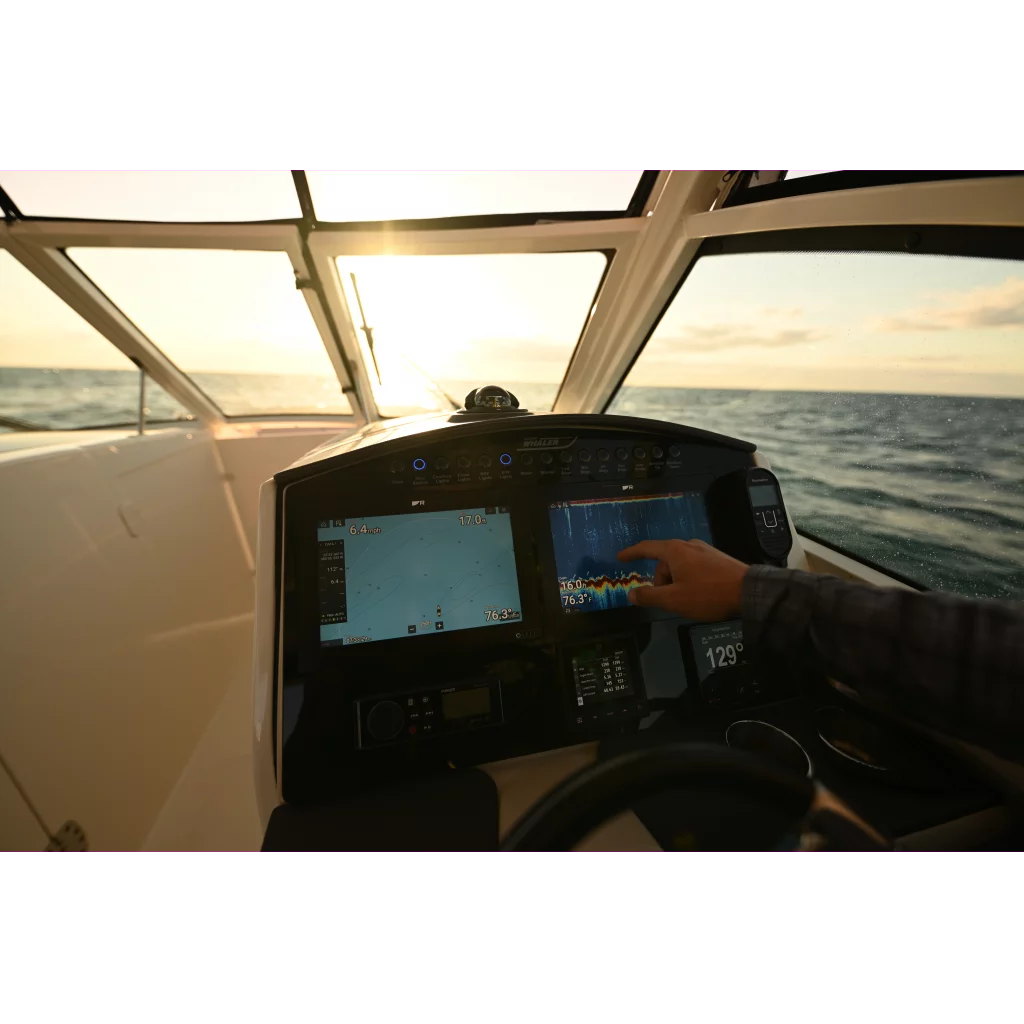 AXIOM+ 12 RV, Multifunksjon 12" Display med RealVision 3D,600W ekkolodd, leveres med RV-100 hekkgiver og LightHouse kart Nord Europa