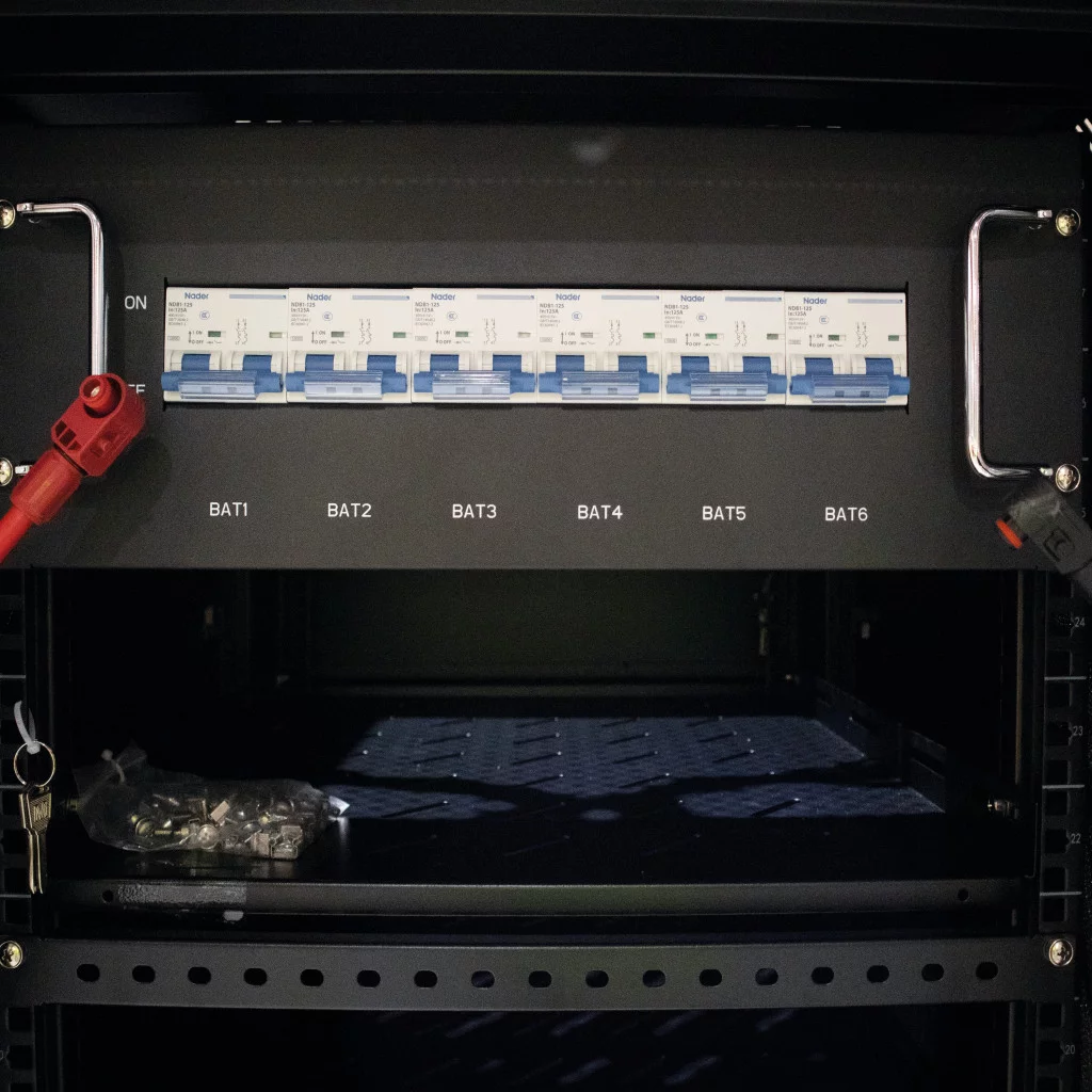 SKANBATT Kabinett/batteriskap for lithium rackmoduler 3U