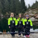 1852-flytedress-barn-140-cm-svart-m-fluor-gul