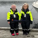 1852-flytedress-barn-120-cm-svart-m-fluor-gul